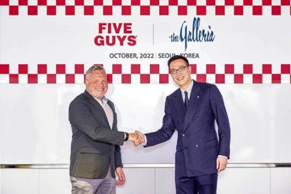 ▲(사진설명) 김동선 한화갤러리아 전략본부장(오른쪽)과 윌리엄 피처 파이브가이즈 인터내셔널 총괄 부사장