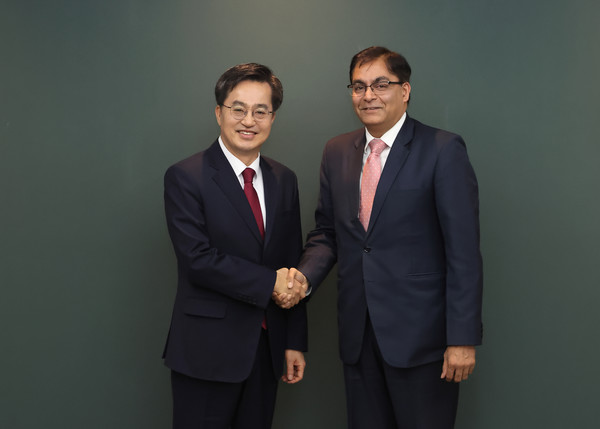 김동연 경기도지사(왼쪽), 아밋 쿠마르 주한 인도 대사