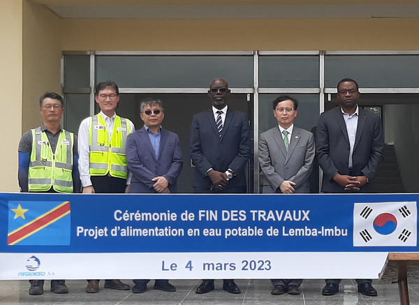 ▲ (왼쪽부터)양정관 이삭건설 현장소장, 안남규 현대엔지니어링 현장소장, 이상범 농어촌공사 감리단장, 쟌 레지데소 부사장, 조재철 주콩고민주공화국 대한민국대사, 무톰보 레지데소 사장이 '렘바임부 정수장 1단계 건설공사' 준공식에서 기념 촬영을 하고 있다.