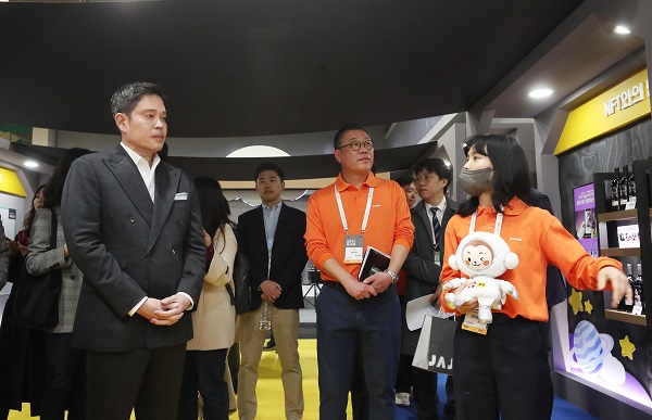 ▲(사진설명) 현장 직원의 설명을 듣고 있는 정용진 부회장