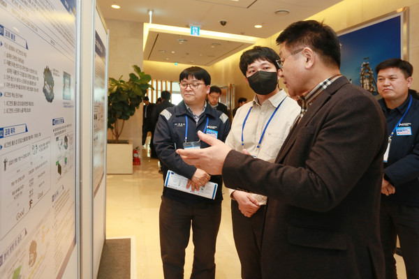 ▲현대제철 안동일 사장이 AI·빅데이터 관련 직원들과 대화하고 있다.