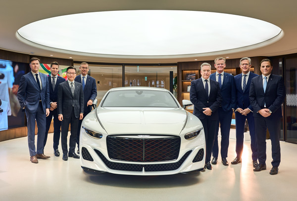 ▲벤틀리모터스코리아와 벤틀리 서울이 서울 청담동에 '벤틀리 큐브' 전시장을 오픈했다. 이번 오픈 행사에는 애드리안 홀마크 벤틀리모터스 회장 겸 CEO(오른쪽에서 네 번째)와 벤틀리 서울 김한준 대표(왼쪽에서 세 번째) 등이 참석했다.