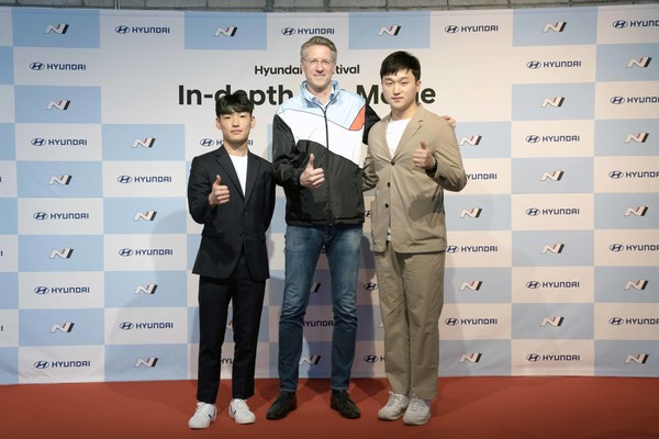 ▲'한국인 주니어 드라이버 프로그램'에 최종 선발된 쏠라이트 인디고 레이싱 박준의(왼쪽) 선수와 쏠라이트 인디고 레이싱 박준성(오른쪽) 선수가 현대자동차 N브랜드&모터스포츠사업부장 틸 바텐베르크 상무와 기념 촬영을 하고 있다.