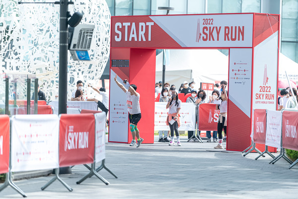 ▲ 지난해 열린 '2022 스카이런' 참가자들이 스타트라인에서 힘차게 출발하고 있다.