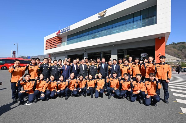 ▲14일 울산북부소방서에서 열린 신기업가정신 협의회 '제1차 다함께 나눔 프로젝트' 행사에서 정의선 현대차그룹 회장(사진 둘째줄 왼쪽 일곱번째), 최태원 대한상의 회장(사진 둘째줄 왼쪽 아홉번째), 조현준 효성그룹 회장(사진 둘째줄 왼쪽 여섯번째), 남화영 소방청장 직무대리가 소방공무원들과 함께 기념촬영을 하고 있다.