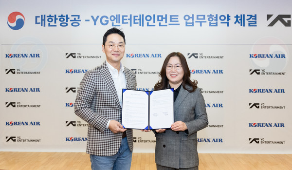 ▲대한항공은 YG엔터테인먼트와 3월 15일 오후 서울 강서구 대한항공 본사에서 장성현 대한항공 마케팅·IT부문 부사장(왼쪽), 황보경 YG 공동대표(오른쪽) 등이 참석한 가운데 전략적 파트너십 구축을 위한 양해각서(MOU)를 체결했다.