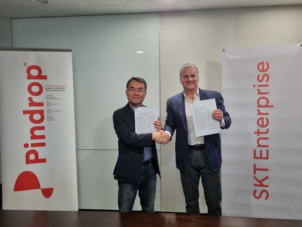 ▲SK텔레콤 이규식 Enterprise AI사업담당(왼쪽), 핀드롭 마이클 휴즈 부사장(오른쪽)이 업무협약 후 기념촬영을 하고 있다.