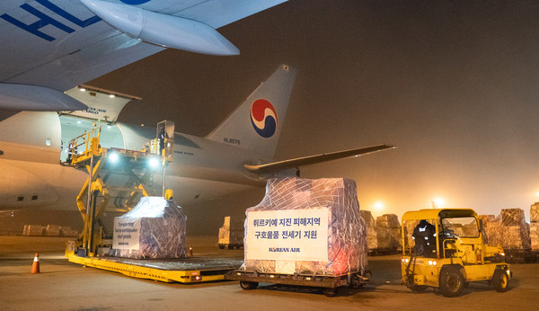 ▲대한항공이 3월 20일 새벽 출발하는 튀르키예 이스탄불행 화물기를 편성해 현지 지진 피해를 입은 이재민들을 위한 구호물자를 수송하고 있다.