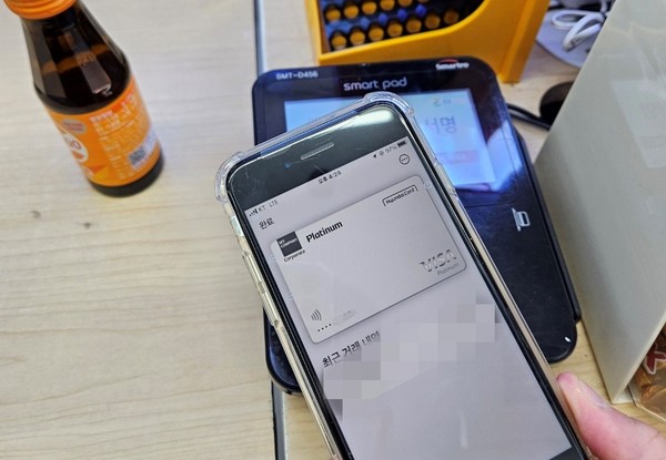 ▲서울시 중구의 한 편의점에서 애플페이를 통해 결제하는 모습.