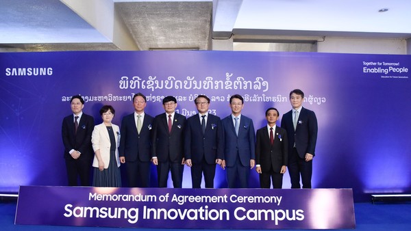 ▲삼성전자 CR담당 박승희 사장(오른쪽 네번째)이 21일(현지시간) 라오스 국립대에서 열린 '삼성 이노베이션 캠퍼스' 교육을 위한 업무협약식에 참석해 풋 심말라봉 라오스 교육체육부 장관(왼쪽 네번째)과 기념사진을 촬영하고 있다.