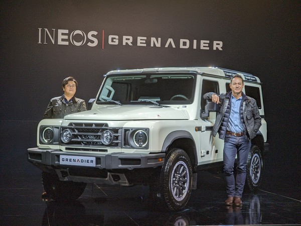 ▲정진구 차봇모터스 대표이사(좌)와 저스틴 호크바 이네오스 오토모티브 아태지역 총괄사장(우)이 이네오스 그레나디어와 함께 포즈를 취하고 있다.