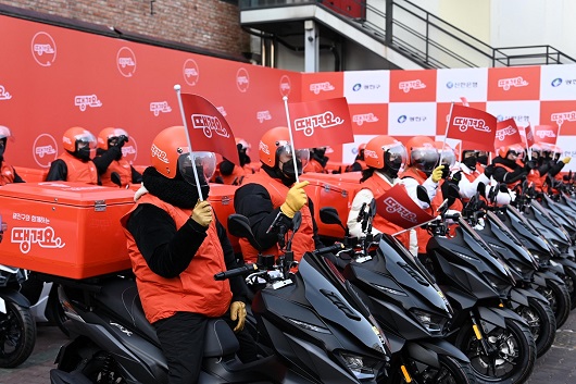 ▲ 진옥동 회장의 은행장 시절 역점 사업 중 하나였던 배달앱 '땡겨요'