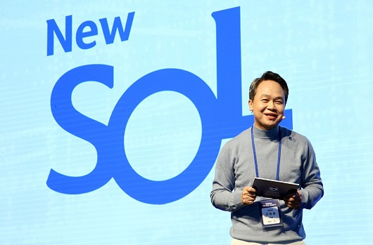 ▲ 지난해 10월 '뉴 쏠' 런칭 행사에서 진옥동 당시 신한은행장이 PT를 진행하고 있다.