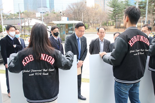 ▲ 김복규 산업은행 수석부행장이 23일 오전 노조 측으로부터 출근 저지를 당했다.