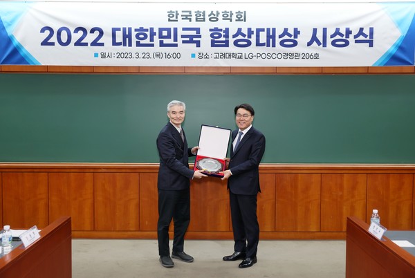 ▲최정우 포스코그룹회장이 3월 23일 한국협상학회 주관 ‘2022 대한민국 협상대상’을 수상했다. 오른쪽부터 최정우 회장, 권성우 한국협상학회장.