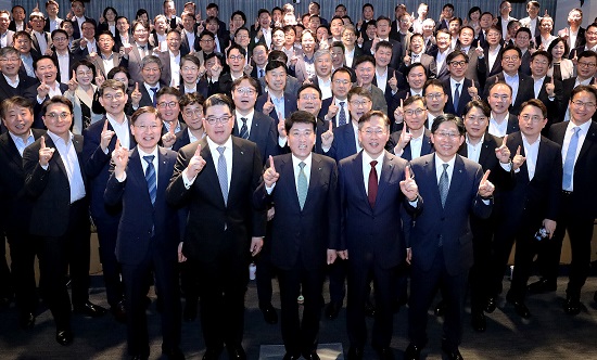 ▲ 그룹 임원간담회에 참석한 함영주 하나금융지주 회장(사진 맨 앞줄 가운데)과 그룹 및 관계사 임원들이 하나가 되어 금융의 사회적 책임 실천에 앞장서자는 의미의 기념촬영을 하고 있다.