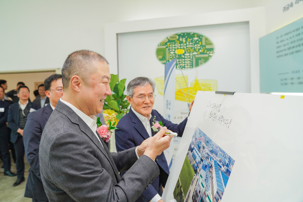 '토리컴 황산니켈공장 준공식'에서 구자은 LS그룹 회장이 기념 보드판에 응원메시지와 사인을 남기고 있다.