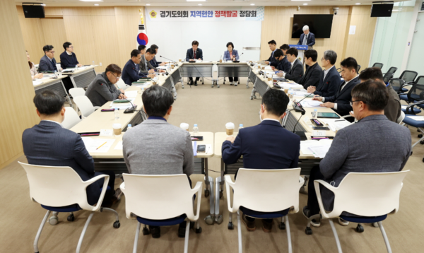 ▲공약정책추진단의 첫 번째 회의가 진행되고 있다.