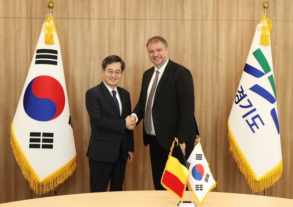 김동연 경기도지사(왼쪽), 마틴 에커만 헤레우스일렉트로나이트 CEO