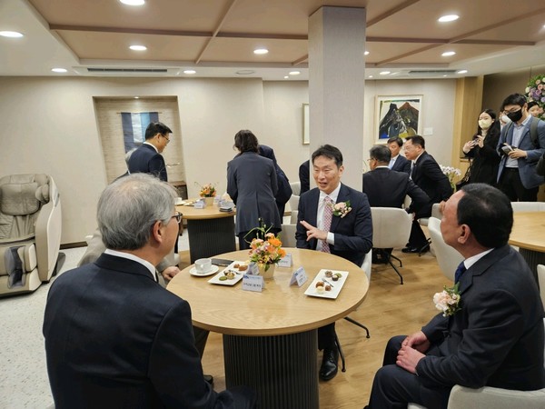 ▲이복현 금융감독원장(왼쪽에서 두 번째)과 임종룡 우리금융지주 회장(왼쪽)이 우리은행 영등포 시니어플러스 영업점 사랑채에서 차담을 나누고 있다.