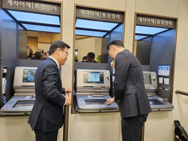 ▲이복현 금감원장(오른쪽)이 고령층 친화 ATM기를 직접 시연하고 있다.