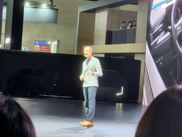 ▲카림 하비브 기아 디자인센터 부사장이 EV9의 전반적인 디자인 콘셉트를 소개했다.