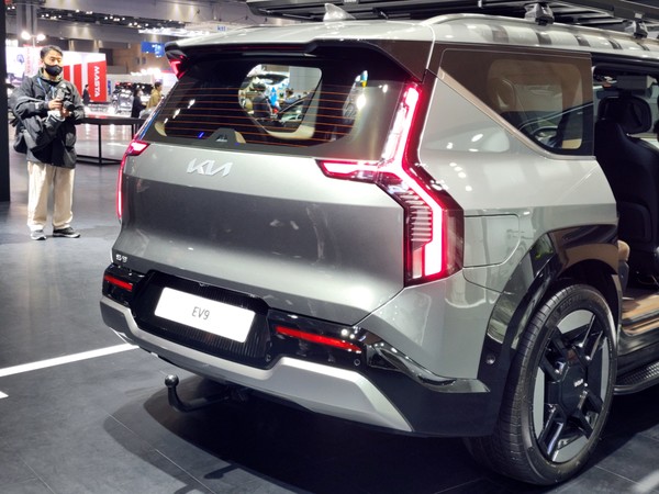 ▲미래지향적 디자인과 정통 대형 SUV다운 비율이 대비를 이루고 있다.