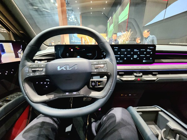 ▲파노라믹 와이드 디스플레이가 배치된 1열에는 첨단 기능이 가득 담겨 있다.