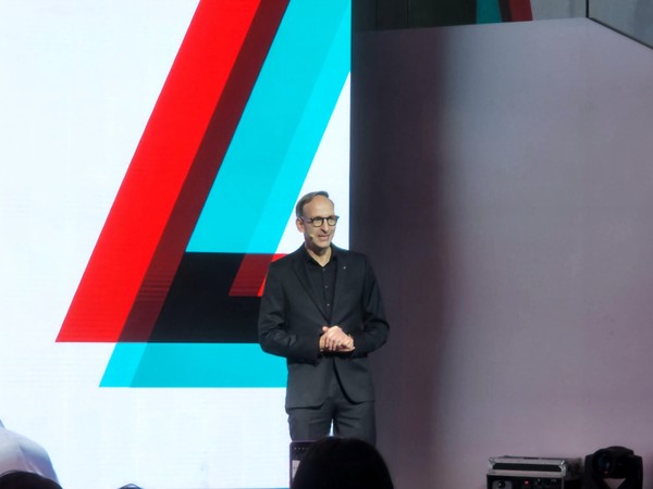 ▲홀가 게어만 포르쉐코리아 대표는 지난해의 성공적인 경영 성과를 이어나가기 위한 올해 계획을 발표했다.