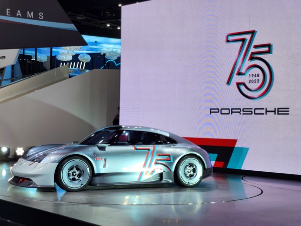 ▲비전 357은 포르쉐다운 디자인에 미래지향적인 감각이 더해진 것이 특징이다.