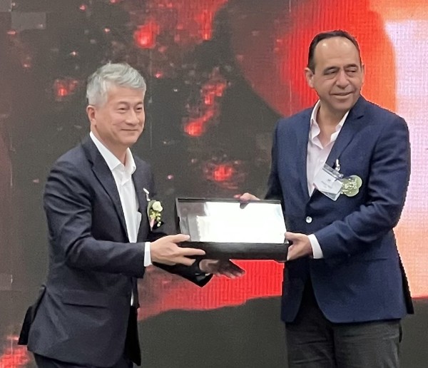 ▲동국제강 멕시코 께레따로 제2코일센터 준공식에서 장세욱 부회장이 코일센터가 입주해있는 FINSA 공단 관계자에게 감사패를 전달하고 있다.