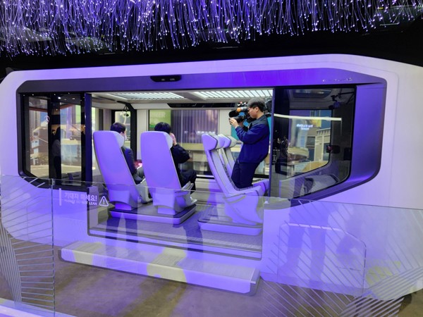 ▲내부에 초대형 디스플레이가 배치된 엠비전 HI도 전시됐다.