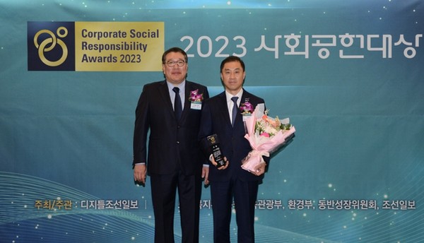 ▲유준원 상상인 대표가 2023 사회공헌대상에서 수상한 뒤 기념촬영을 하고 있다.