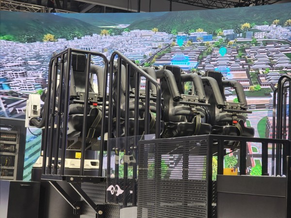 ▲거대 로봇팔을 통해 미래 UAM을 체험해볼 수도 있다.