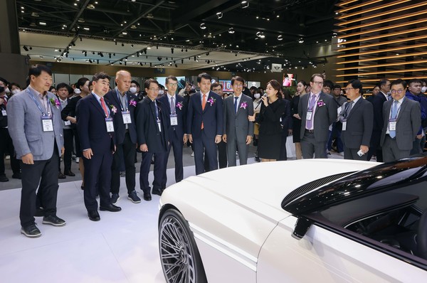 ▲3월 31일 경기도 고양시 킨텍스에서 열린 2023서울모빌리티쇼 개막행사에서 이원욱 국회의원을 비롯해 주요 내빈 및 참가기업 관계자들이 전시장을 둘러보고 있다.