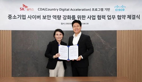 ▲SK쉴더스 박진효 대표(오른쪽)과 시스코코리아 최지희 대표(왼쪽)가 기념촬영.