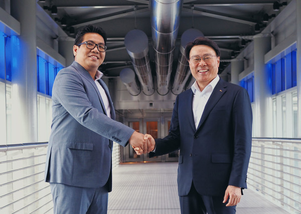 ▲최정우 포스코그룹 회장이 말레이시아 쿠알라룸프르서 탱쿠 무함마드 타우픽 페트로나스 CEO와 CCS 등 미래에너지분야 협력체계 구축을 협의하고 페트로나스 타워 스카이브릿지서 기념촬영을 하고 있다.