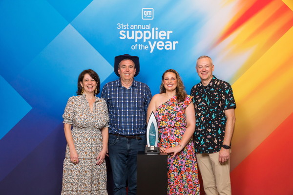 ▲한국타이어 북미 OE팀 에릭 쉴리(Eric SHIRLEY) 상무(좌측 두 번째), 북미 OE팀 티파니 듀안(Tiffany DUANE) 매니저(좌측 세 번째)가 GM 관계자들과 '2022 올해의 우수 공급업체' 시상식에서 기념촬영을 하고 있다.