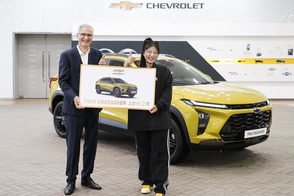 ▲쉐보레 트랙스 크로스오버 1호차 전달식에서 로베르토 렘펠(Roberto Rempel) GM 한국사업장 사장과 트랙스 크로스오버의 1호차 고객 크리에이터 진절미가 본격적인 고객 인도 개시를 기념하고 있다.