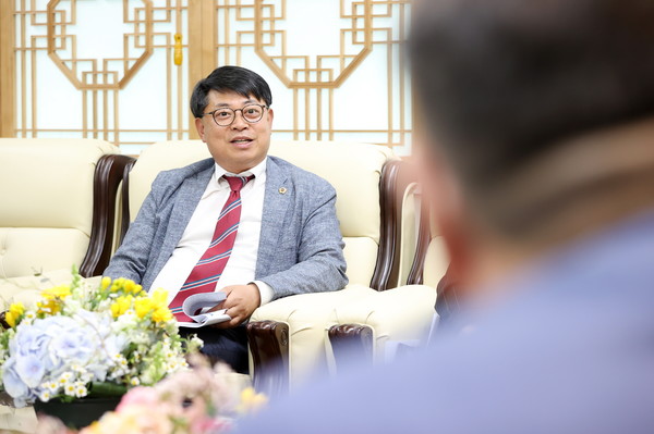 ▲김재훈 의원이 몽골 다르항올도의회 대표단과 이야기를 나누고 있다.