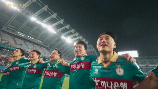 ▲ 지난 1일 FC서울전 3대2 역전승을 거둔 뒤 함 회장이 선수들과 함께 어깨동무를 하고 응원가를 부르고 있다. (출처: 대전하나시티즌 유튜브 채널)
