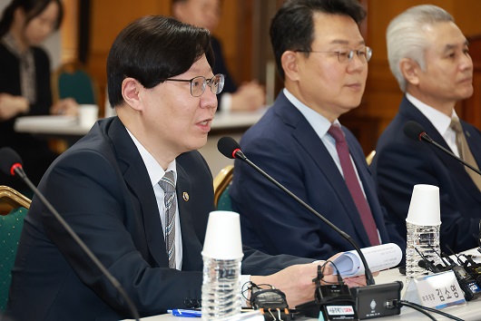 ▲김소영 금융위원회 부위원장이 6일 오전에 열린 은행장 및 은행연합회장과 개최한 간담회에서 은행권에게 경쟁촉진 등에 대해 적극 협조해 줄 것을 당부했다.