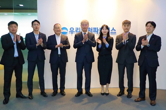 ▲ 임종룡 우리금융그룹 회장(왼쪽에서 네번째), 김창규 우리벤처파트너스 대표(왼쪽에서 세번째)와 임직원들이 기념촬영을 하고 있다.