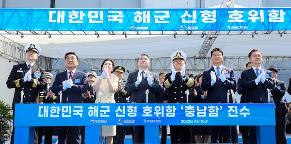 ▲HD현대중공업이 10일 울산 본사에서 3600톤급 신형 호위함 1번함인 '충남함'을 진수했다. 사진 왼쪽부터 이경진 충남함장(중령), 김두겸 울산광역시장, 제미영 여사(국방부장관 부인), 이종섭 국방부장관, 이종호 해군참모총장, 한영석 HD현대중공업 부회장, 엄동환 방위사업청장.