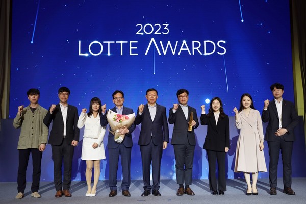 롯데 신동빈 회장(왼쪽에서 다섯번째)과 올해 대상을 받은 롯데칠성음료 소주BM팀