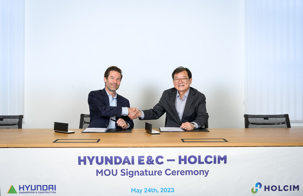 ▲ (오른쪽부터) 박구용 현대건설 기술연구원장과 프랭크 부르크하르트 홀심 CMO가 MOU 체결 후 기념 촬영을 하고 있다.