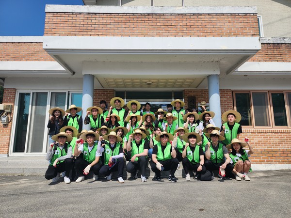 ▲ 금호건설 임직원들이 사곡리마을 농촌일손돕기 봉사활동 후 기념 촬영을 하고 있다.