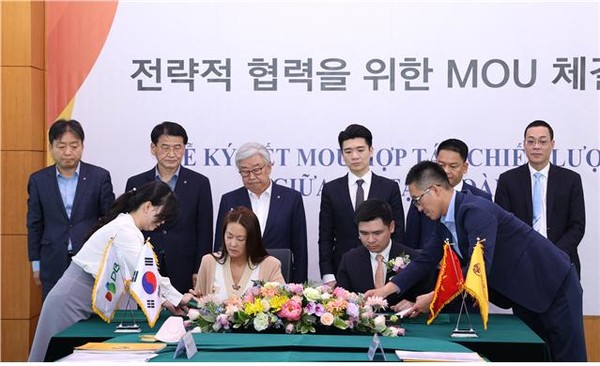 김주원 DB그룹 부회장 겸 해외담당 부회장(왼쪽)과 도빈광 T&T그룹 부회장이 MOU에 서명하고 있다.