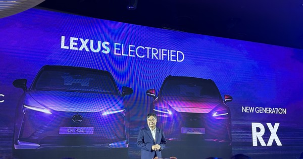 ▲ 콘야마 마나부 렉서스코리아 대표가 21일 열린 신차 출시회에서 렉서스 첫 전용 전기차 ‘디 올 뉴 일렉트릭 RZ’와 ‘뉴 제너레이션 RX’ 전동화 모델을 설명하고 있다.