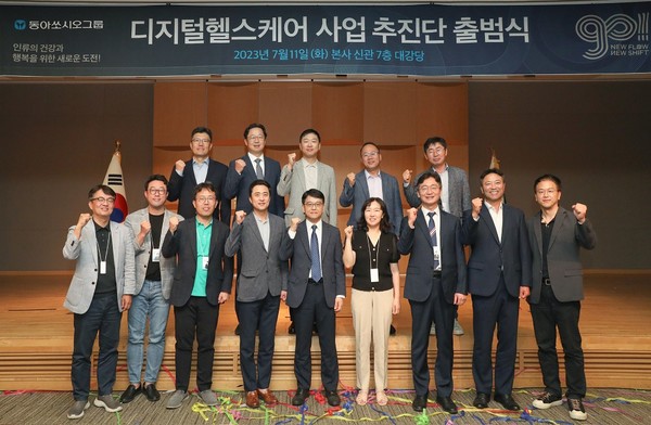(윗 줄 왼쪽부터) 박재홍 동아에스티 R&D총괄 사장, 김민영 동아에스티 대표, 정재훈 동아쏘시오홀딩스 대표, 백상환 동아제약 대표, 이성근 DA인포메이션 대표